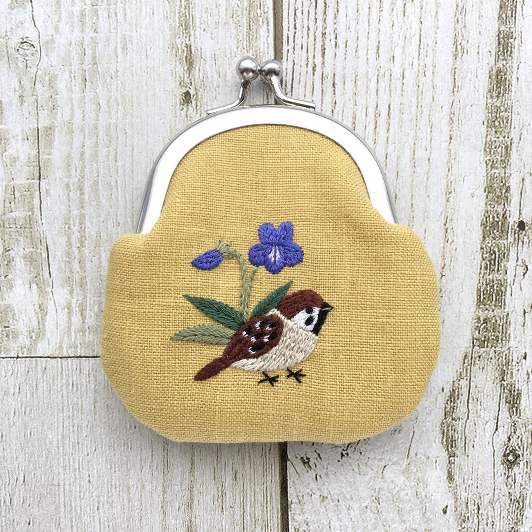 Sparrow and violet embroidered clasp - 零钱包 - 棉．麻 黄色