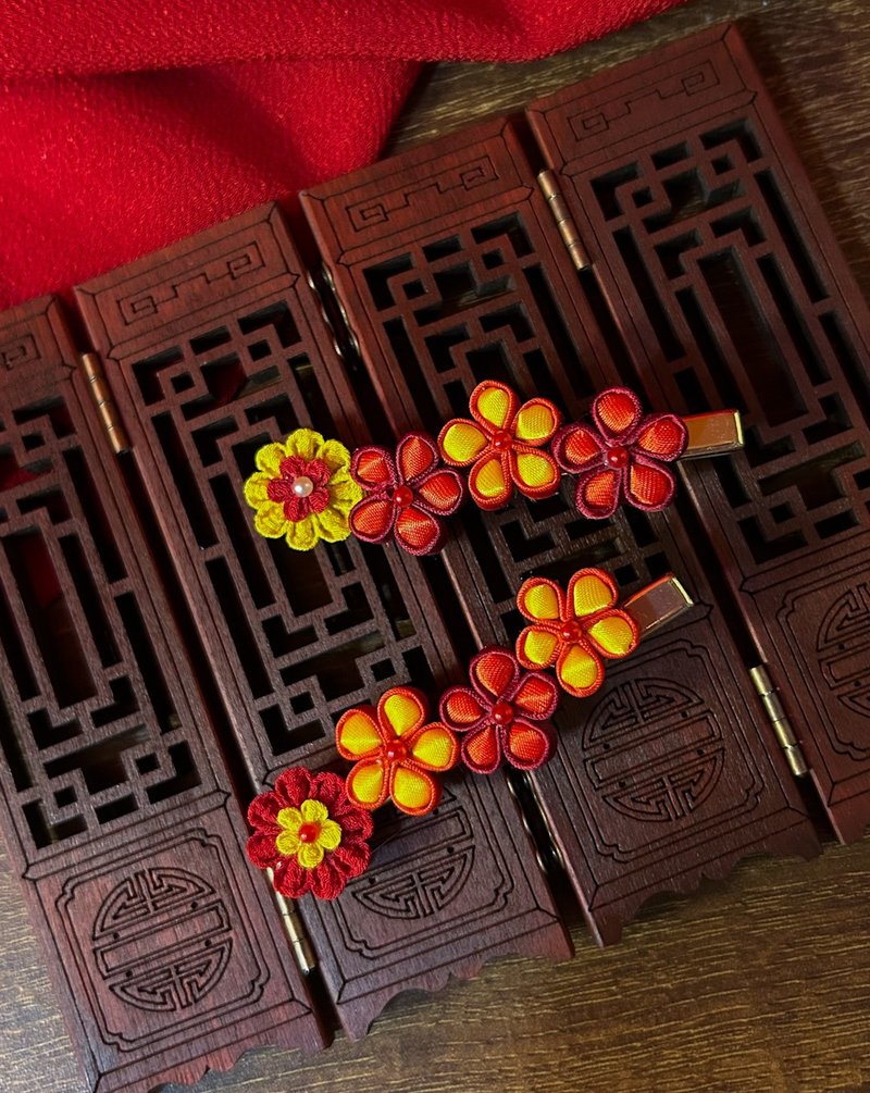 (细工布花 x 中国风) 花纽/盘扣 小花列发夹 金红款 - 发饰 - 其他人造纤维 红色