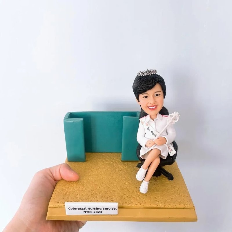 【护士人像公仔卡片座】结直肠护理服务 新界东医院联网 - 陶艺 - 陶 多色