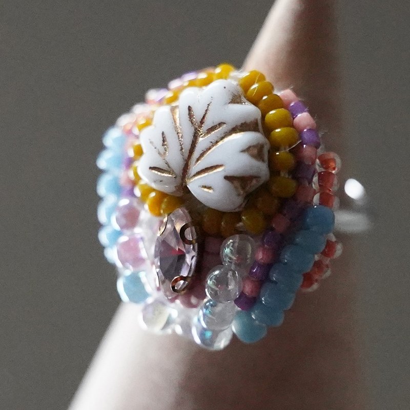 Talkative Ring 46 Free Size Bead Embroidery Ring Leaf White Blue Colorful Multicolor - 戒指 - 玻璃 多色