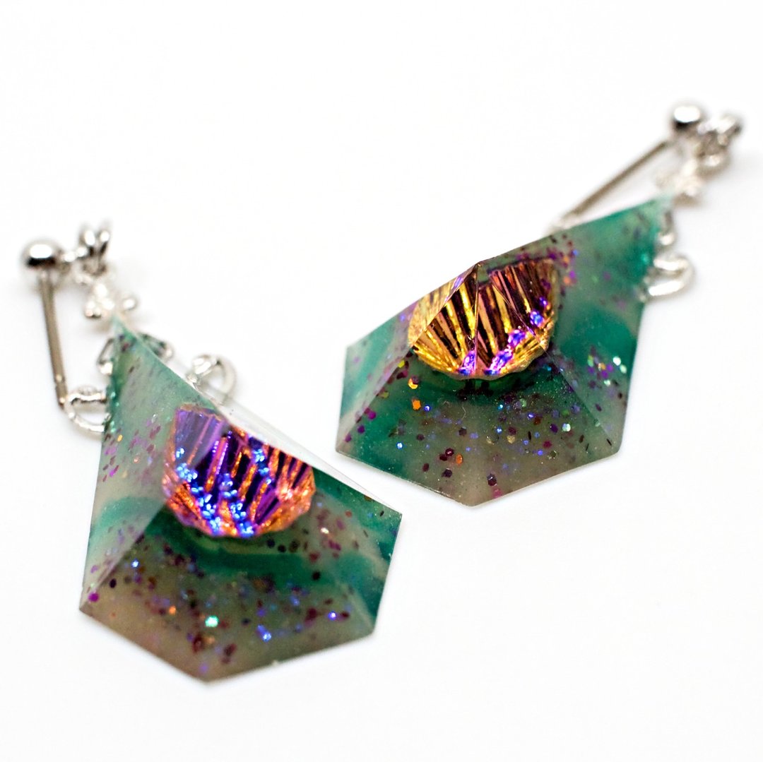 Acute Pentagon Yura Yura Earrings (Kaorufu) - 耳环/耳夹 - 树脂 多色