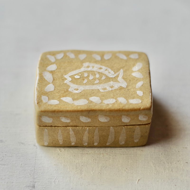 陶瓷宝箱　鱼 - 戒指 - 陶 白色