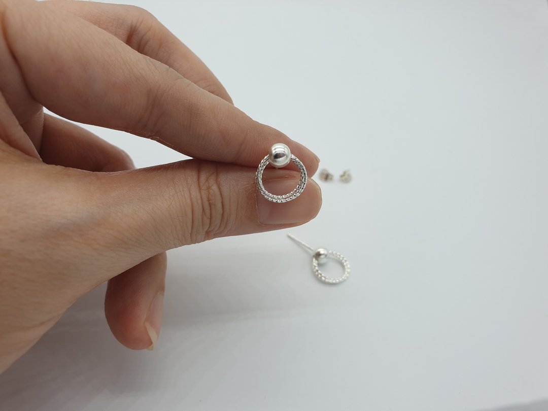 10 mm Twist Circle Overlap Stud Earrings 925 Sterling Silver Minimal Earrings - 耳环/耳夹 - 纯银 