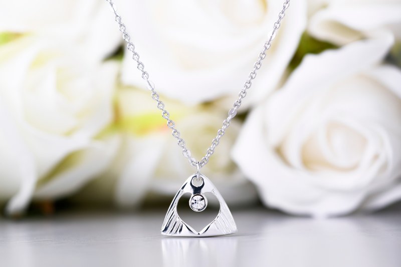 经典设计系列 隐藏 三角心形造型项链 (NLAJA0927N-1) - 项链 - 银 银色