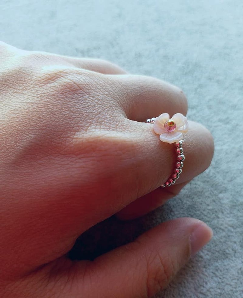 贝母花配小碧茜小珠， 925 纯银珠戒指 (有弹性） mother pearl flower ＆ small tourmaline 925 silver ring - 戒指 - 宝石 粉红色