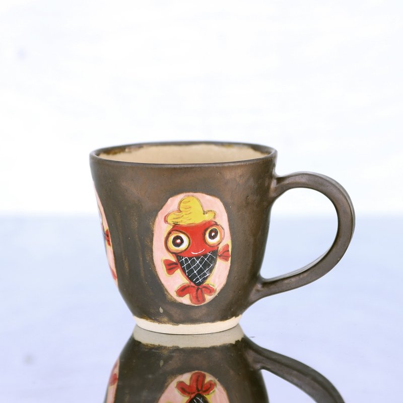 Mug with manganese kiln glaze and goldfish painting wearing a yellow hat - 咖啡杯/马克杯 - 陶 咖啡色