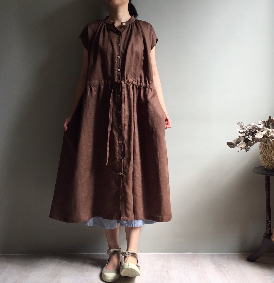 /胡桃树/棕色亚麻短袖开扣长版洋装 - 洋装/连衣裙 - 棉 咖啡色
