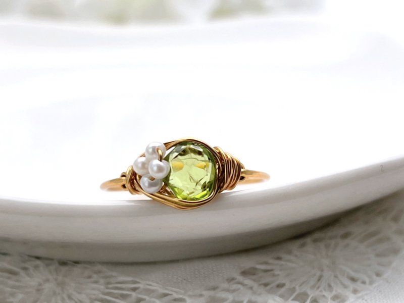 复古月亮 - 橄榄石和淡水珍珠线戒指 - 戒指 - 宝石 绿色