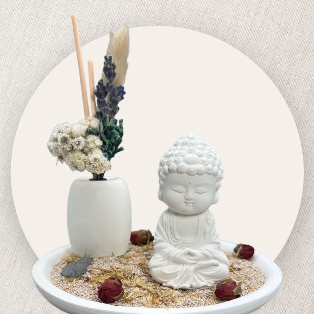 禅风设计 净念吉祥小佛(培德) 永生花圆盘组合 香氛艺术摆件 - 摆饰 - 水泥 白色