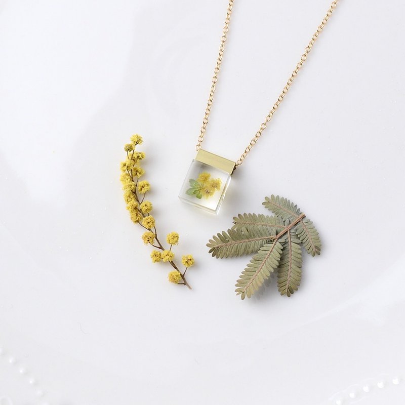 Mimosa and Green Leaf Necklace Japanese Design Dried Flower Resin - 项链 - 植物．花 黄色