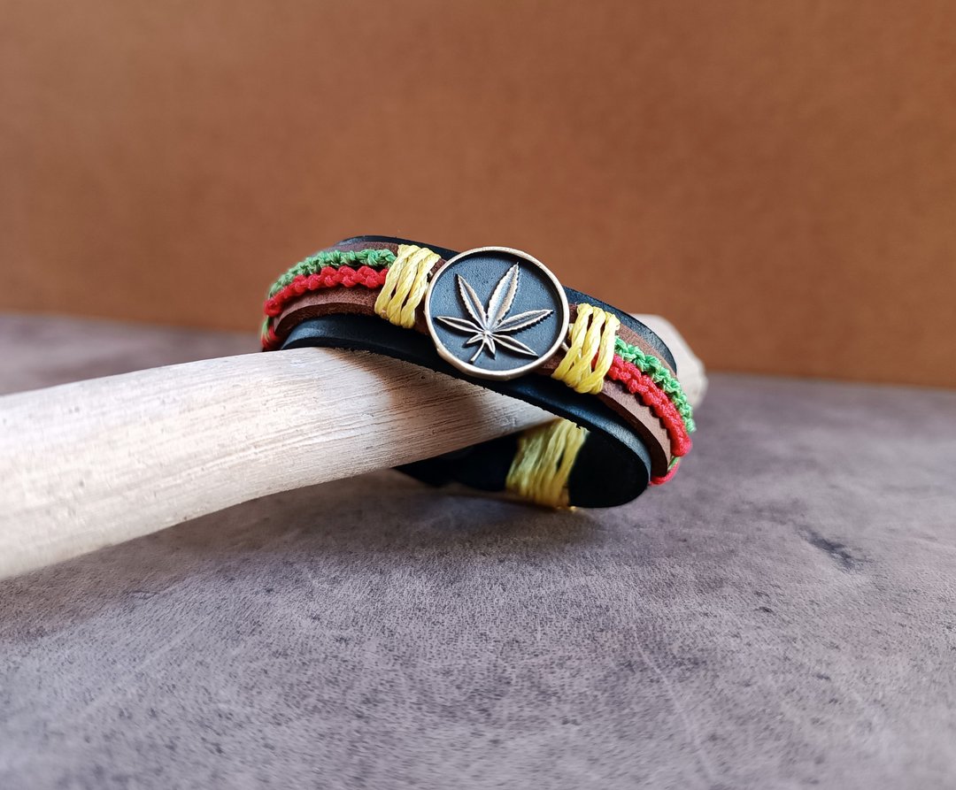 自然与和谐皮革手镯 手工氧化黄铜叶片吊坠 红黄绿编织线条 - 手链/手环 - 真皮 绿色