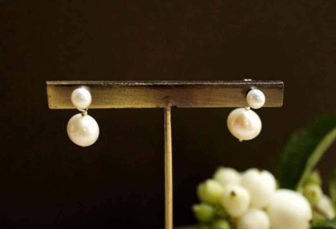 Pearl and Pearl Catch Stud Earrings Hana - 耳环/耳夹 - 宝石 白色