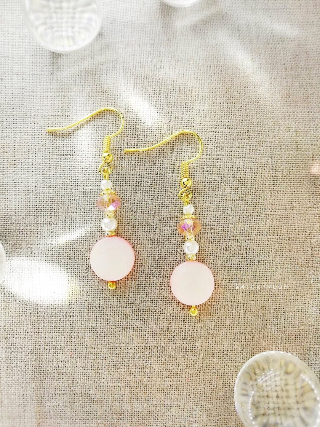 Handmade bead earring - 耳环/耳夹 - 塑料 粉红色
