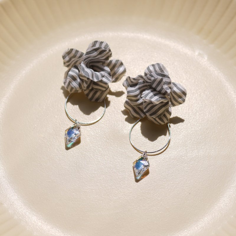 Marlin 马林鱼灰白相间条纹水晶后扣耳环 - 耳环/耳夹 - 其他材质 多色