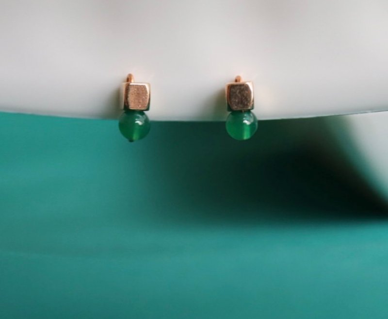 不痛的耳环 / 天然石绿玛瑙与金色立方体耳环 绿色 天然石 耳朵不痛 小巧 可爱 - 耳环/耳夹 - 宝石 绿色