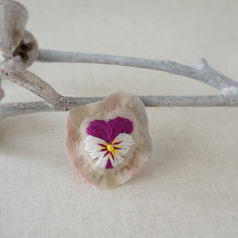 手刺繍ブローチ ビオラホワイト(受注制作) - 胸针 - 绣线 白色