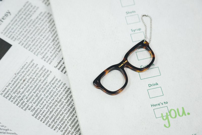 【Naughty Sunday】SPADE 小眼镜吊饰 - 代瑁褐 吊饰 钥匙圈 眼镜 太阳眼镜 墨镜 - 钥匙链/钥匙包 - 其他材质 咖啡色