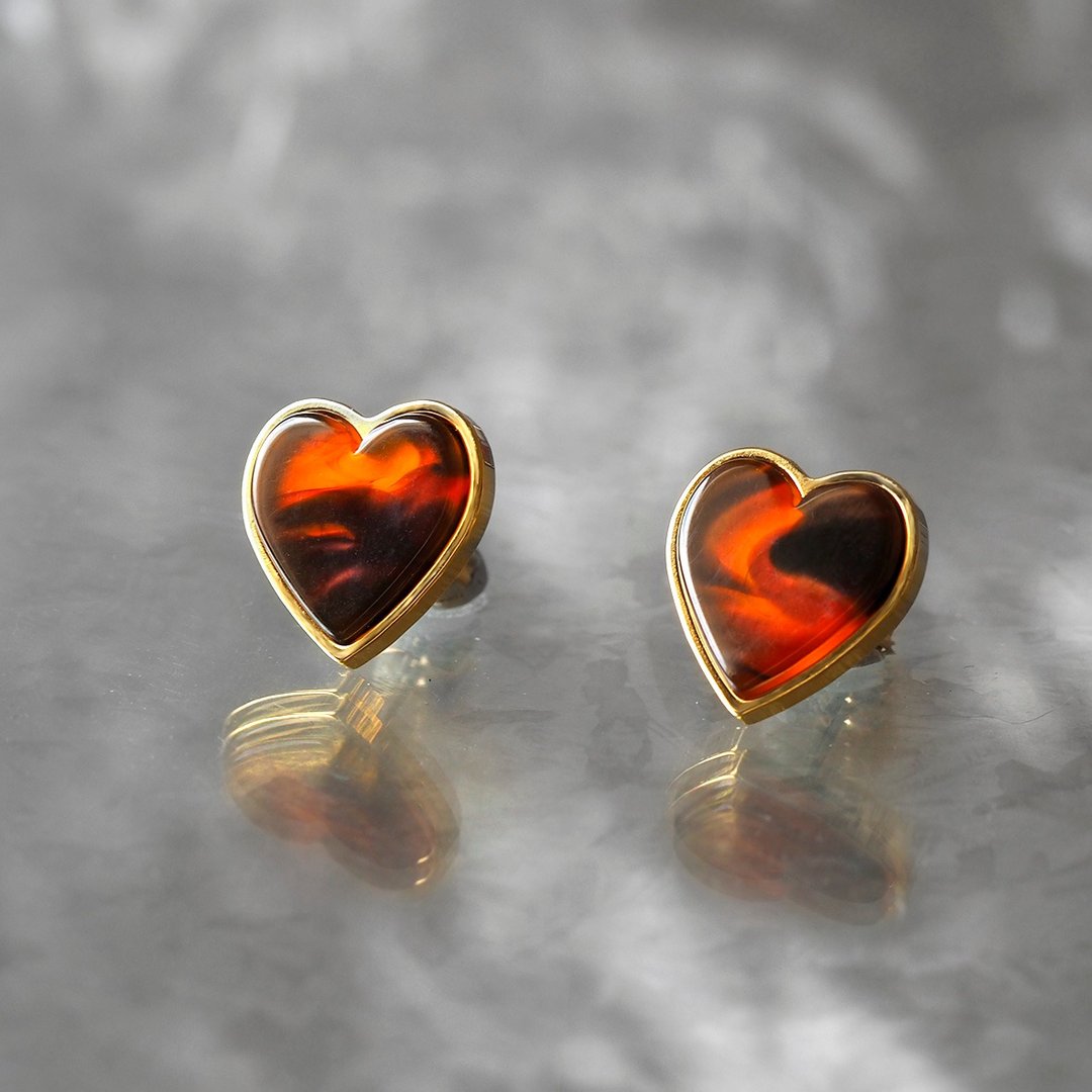 Heart stud earrings tortoiseshell pattern - 耳环/耳夹 - 其他金属 咖啡色