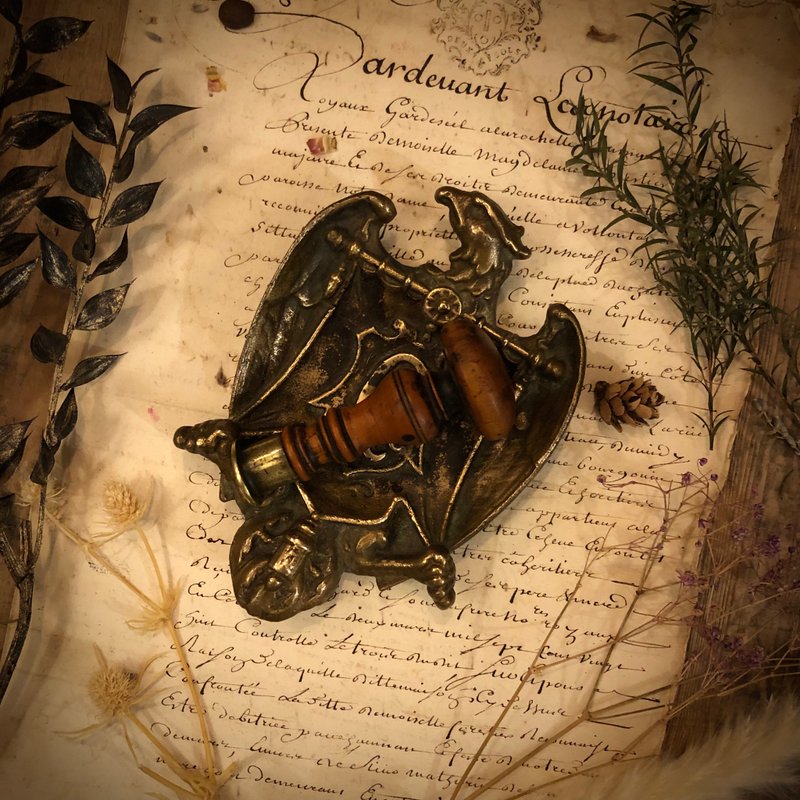 罕见匈牙利持刀狮贵族蜡封章+帝王鹰造型置章盘 - 印章/印台 - 其他材质 卡其色