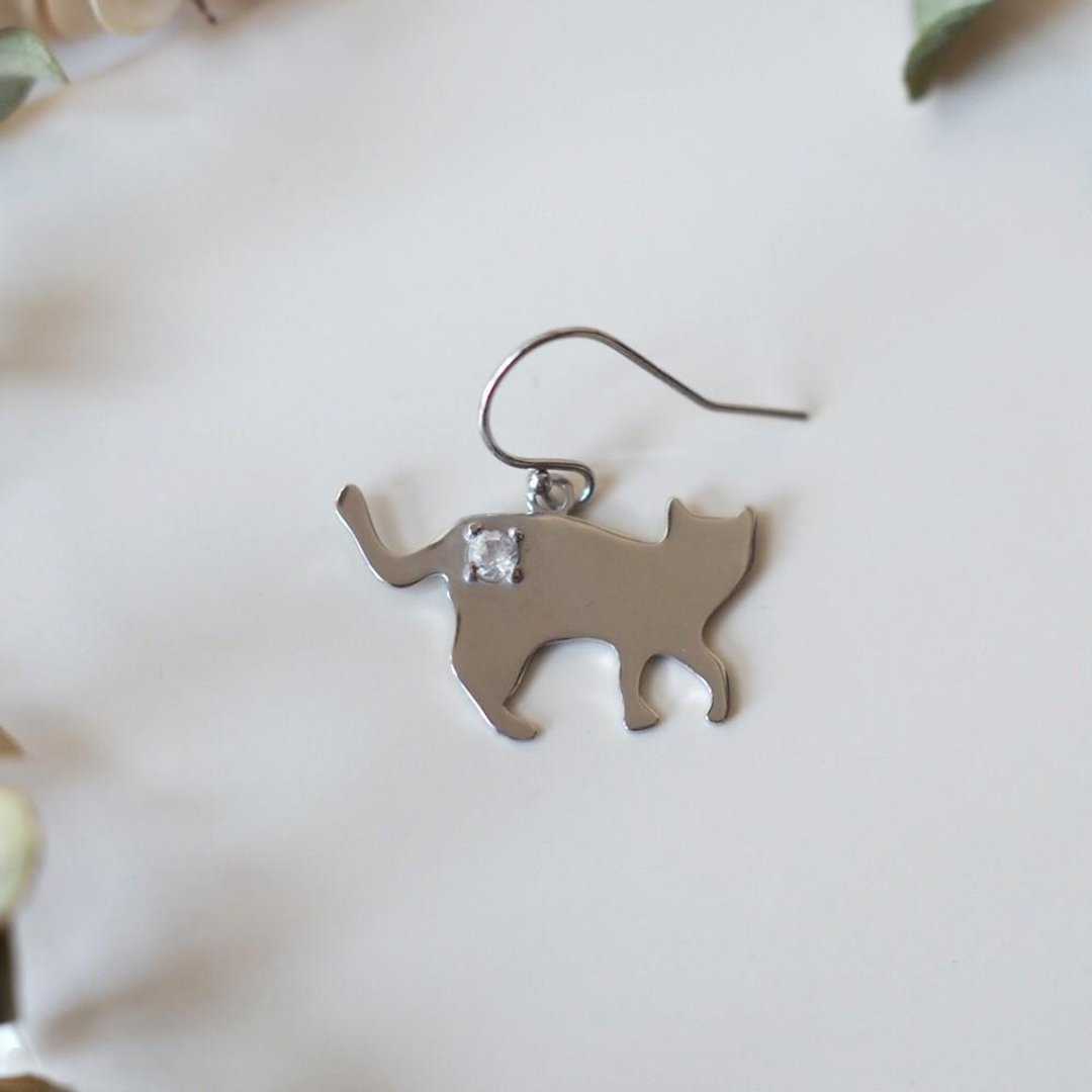 One Ear Cat Silhouette Earrings Walking Cat Blue Moonstone, Blue Topaz, Amethyst, Peridot - 耳环/耳夹 - 宝石 