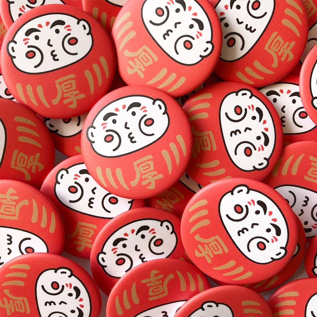 cheeky cheeky 厚面子 日本达摩 吉祥物 圆型 徽章 / 别针 - 徽章/别针 - 塑料 白色