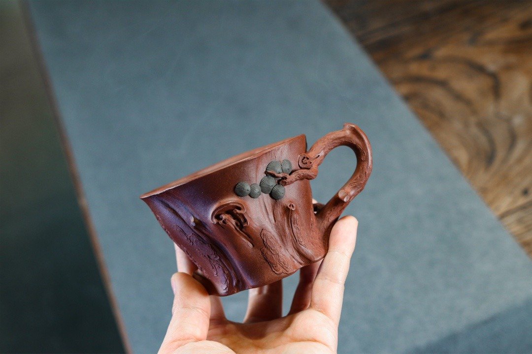 松桩杯 全手精品  底槽清 150ml 全手精品  刻画描绘松桩之 - 茶具/茶杯 - 陶 灰色