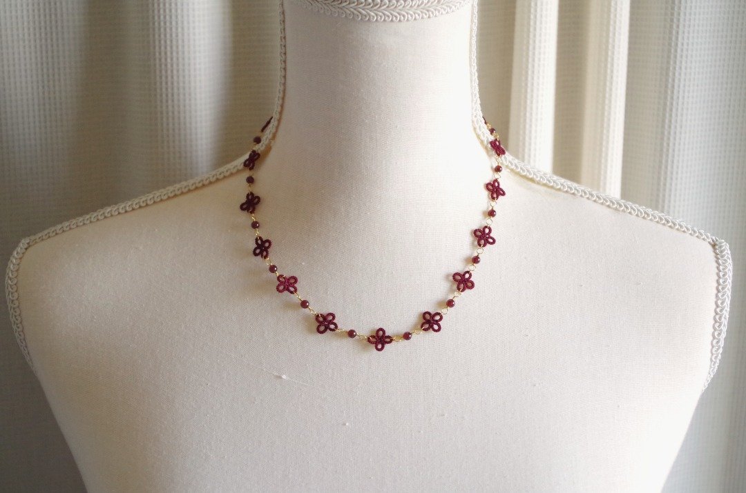 January Birthstone Tatting Lace Floret and Garnet Necklace - 项链 - 棉 红色