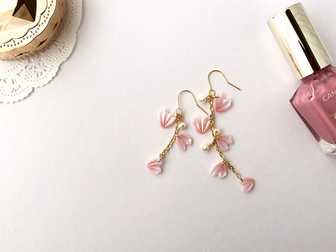 Cherry blossom petals [for metal allergies] earrings / Clip-On - 耳环/耳夹 - 粘土 粉红色