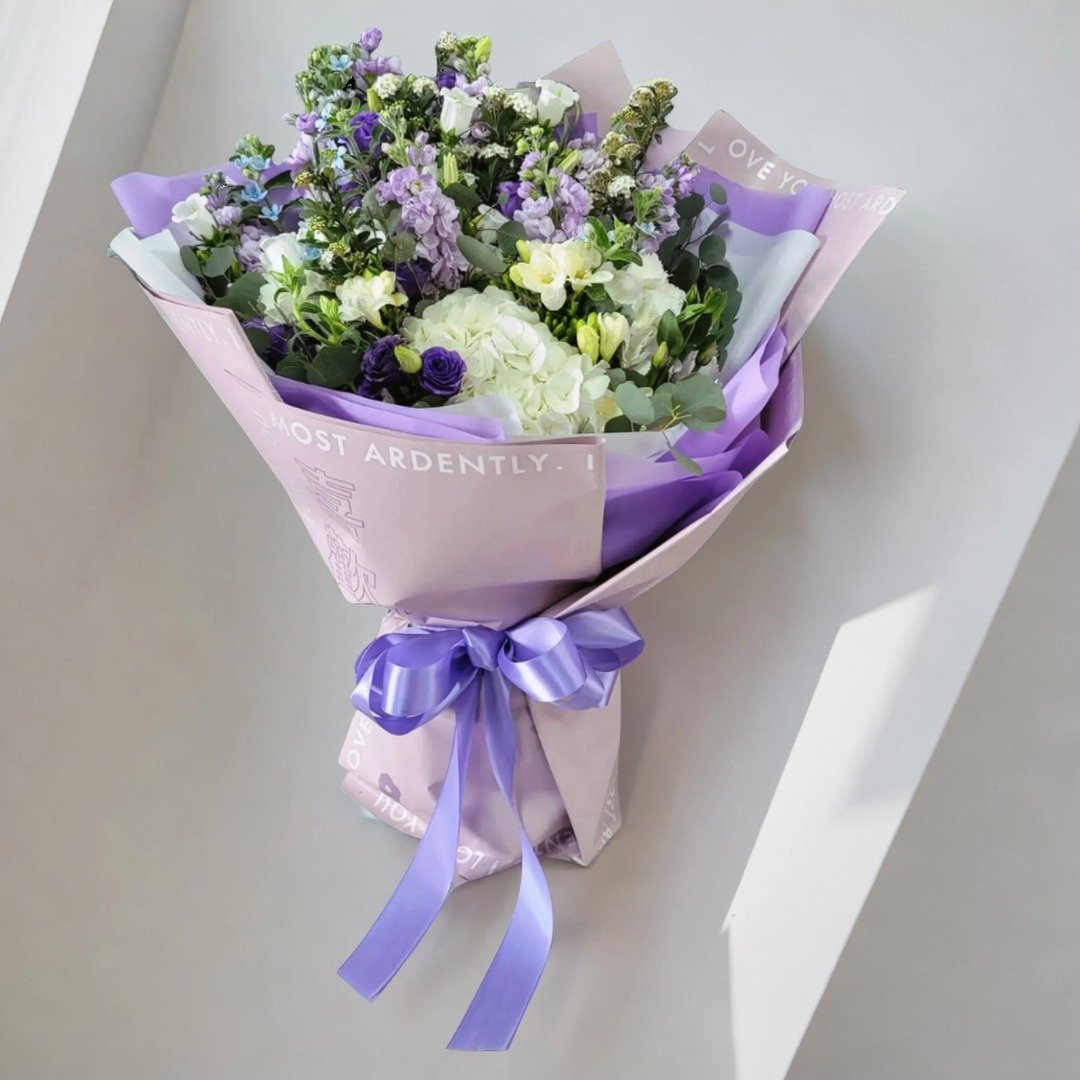 鲜花花束 (绣球花、日本谢香、香雪兰、桔梗、尤加利叶及衬花) - 植栽/盆栽 - 植物．花 