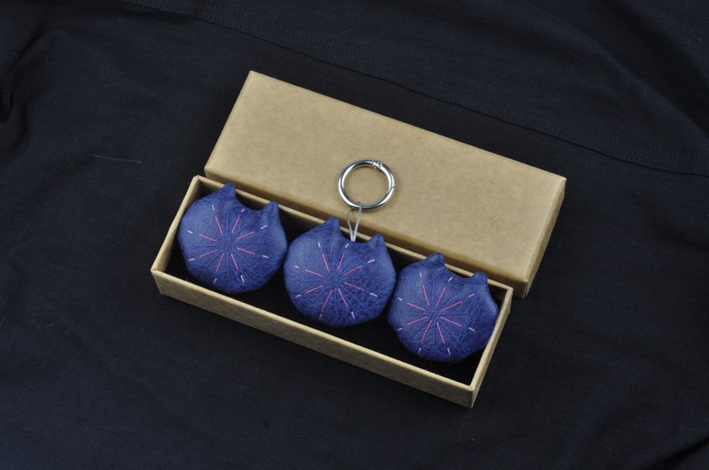 手工刺绣花火猫咪饰品3入 冰箱贴 钥匙扣吊饰 胸针 深蓝色 - 吊饰 - 人造皮革 蓝色