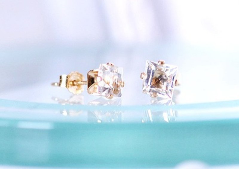 White Topaz Square Stud Earrings (with Pearl Catch) - 耳环/耳夹 - 宝石 