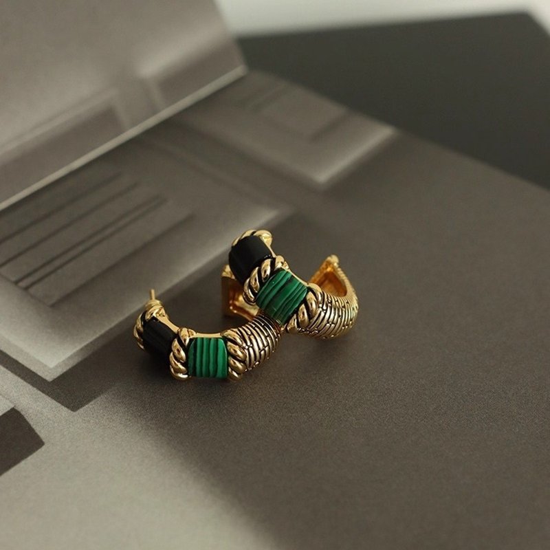 祖母綠復古金屬耳釘 扭紋結構設計 小眾輕奢風 氣質款百搭 耳飾 - 耳环/耳夹 - 铜/黄铜 绿色