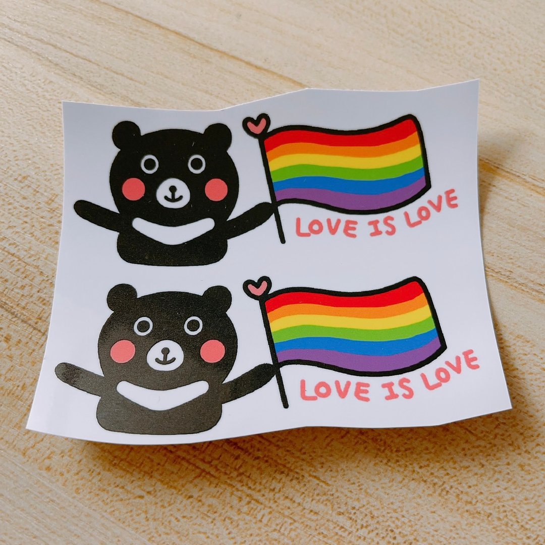 贴纸 我台湾黑熊 婚姻平权 Love is love 2枚 - 贴纸 - 纸 白色