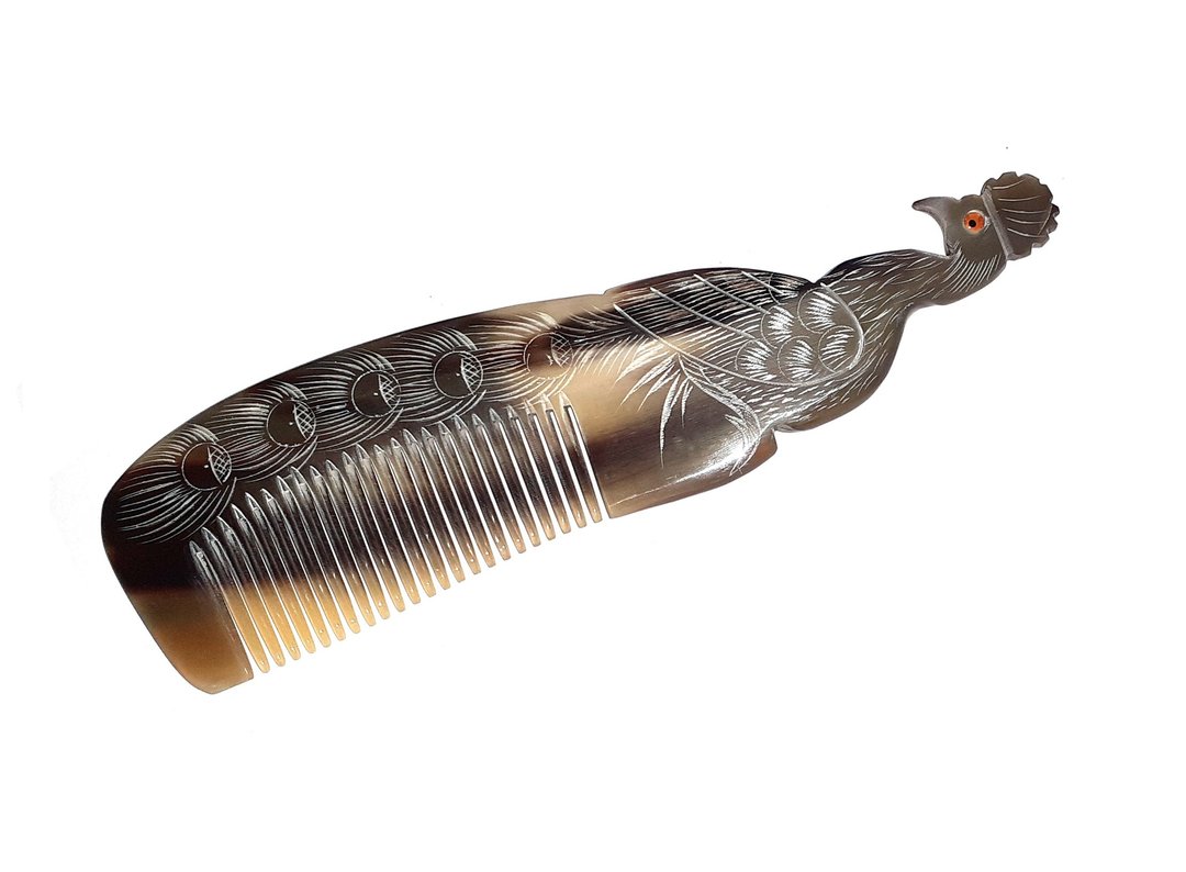 Unique Hair Comb Anti-Static and Dandruff Resistant Handmade from Buffalo Horn. - 彩妆刷具/镜子/梳子 - 环保材料 咖啡色