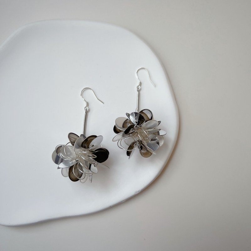 非黑即白 黑白 花球垂坠式树脂耳环 - 耳环/耳夹 - 树脂 黑色