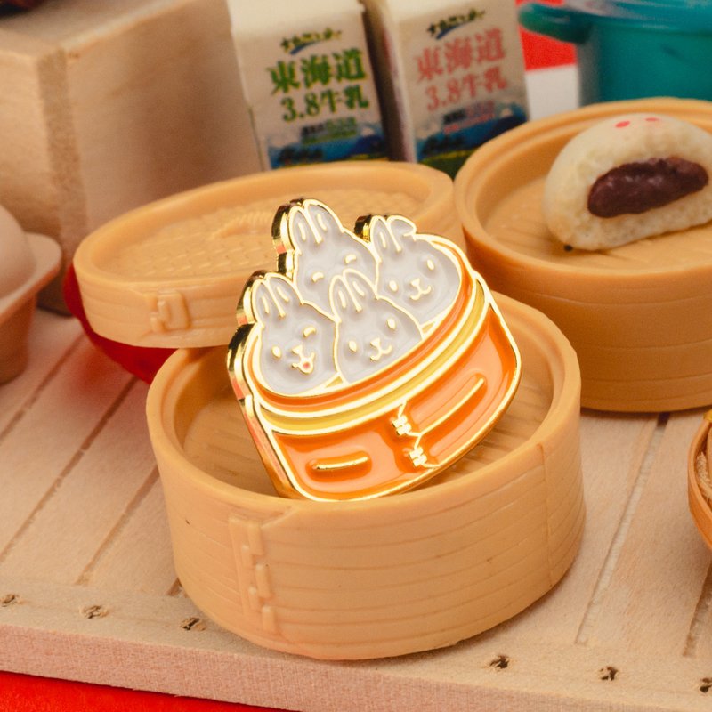 Dim Sum Bunnies Enamel Pin 小兔包子胸针 - 胸针 - 其他金属 橘色
