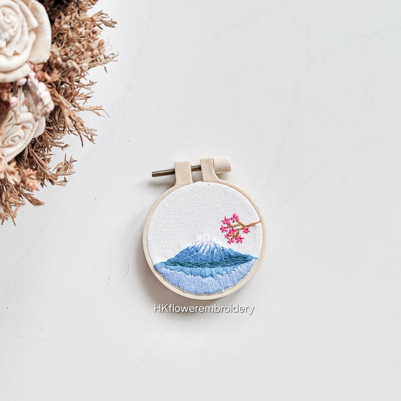 (材料包)富士山刺绣挂饰 吊饰 锁匙扣 手作礼物 - 编织/刺绣/羊毛毡/裁缝 - 绣线 