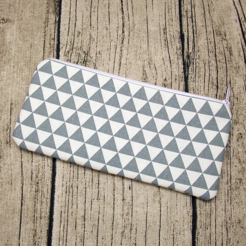 拉链收纳布包  笔袋  化妆袋  手拿包 (灰色三角形) (ZL-78) - 铅笔盒/笔袋 - 棉．麻 灰色