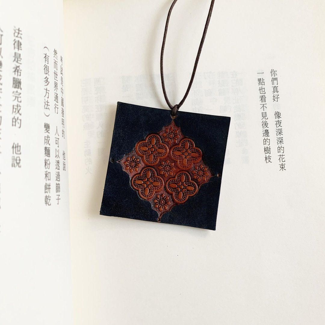 【藏青茶。海棠花手染皮革书签】祝福 吊饰 定制刻字 礼物 春联 - 书签 - 真皮 