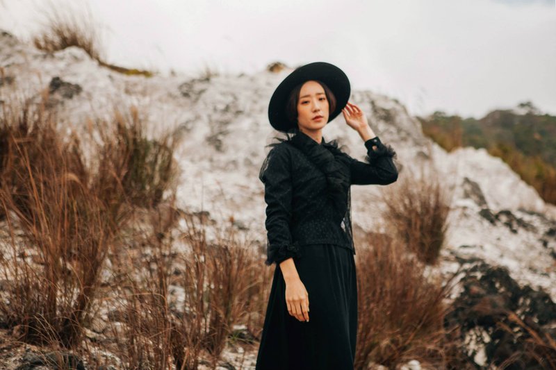 :EMPHASIZE领口袖口蕾丝荷叶边小圆点纱质上衣-黑 - 女装上衣 - 其他材质 黑色