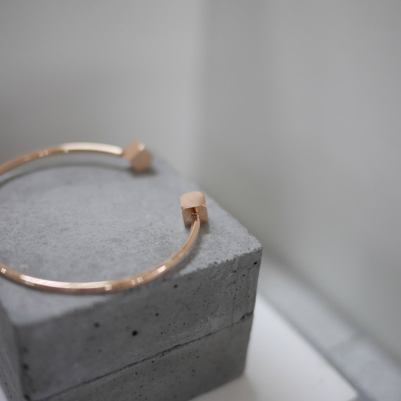 18K 玫瑰金立方体简约光面开口手镯手环 Rosegold Cube Bangle - 手链/手环 - 其他金属 粉红色
