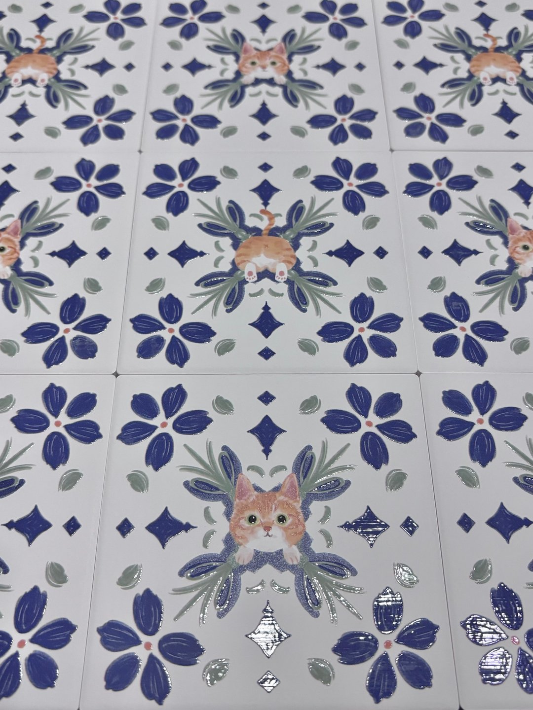橘猫 屁屁 花砖 杯垫套组 |  陶瓷 立体花纹 花砖躲猫猫 - 杯垫 - 陶 