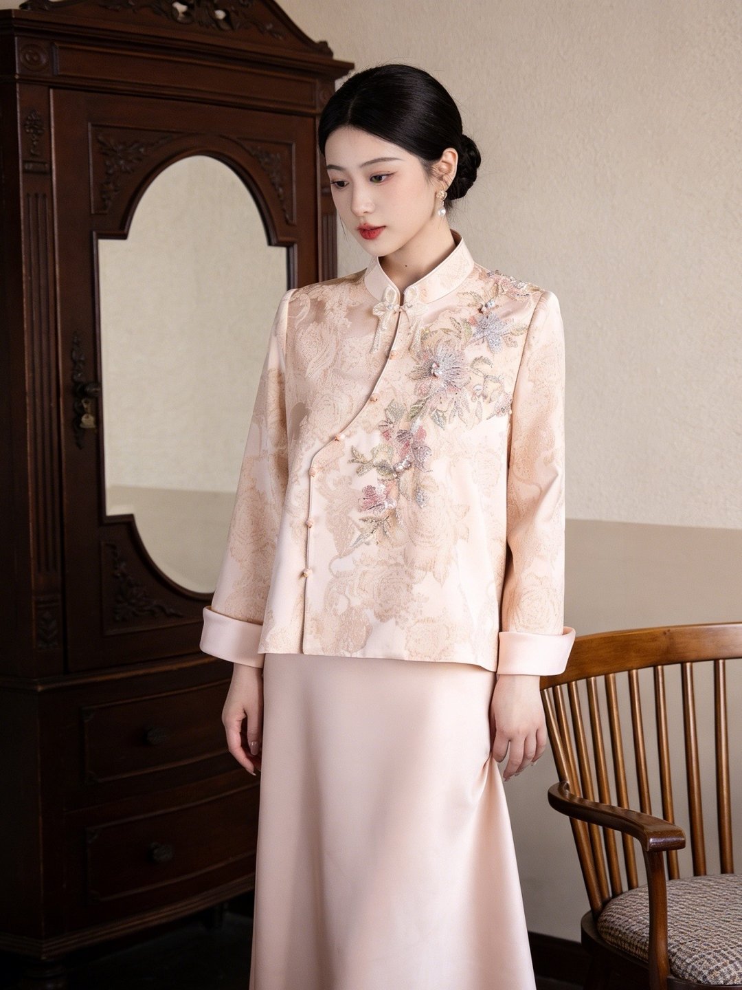 新中式粉色刺繡花卉禮服套裝 長袖立領盤扣敬酒服 婚禮國風套裝 - 旗袍 - 其他人造纤维 粉红色