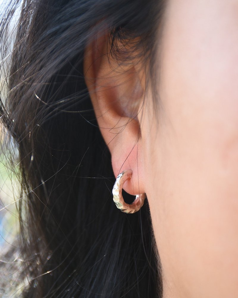 925银实心C型纯银锤纹耳钉素圈hoop耳环 - 耳环/耳夹 - 纯银 黑色