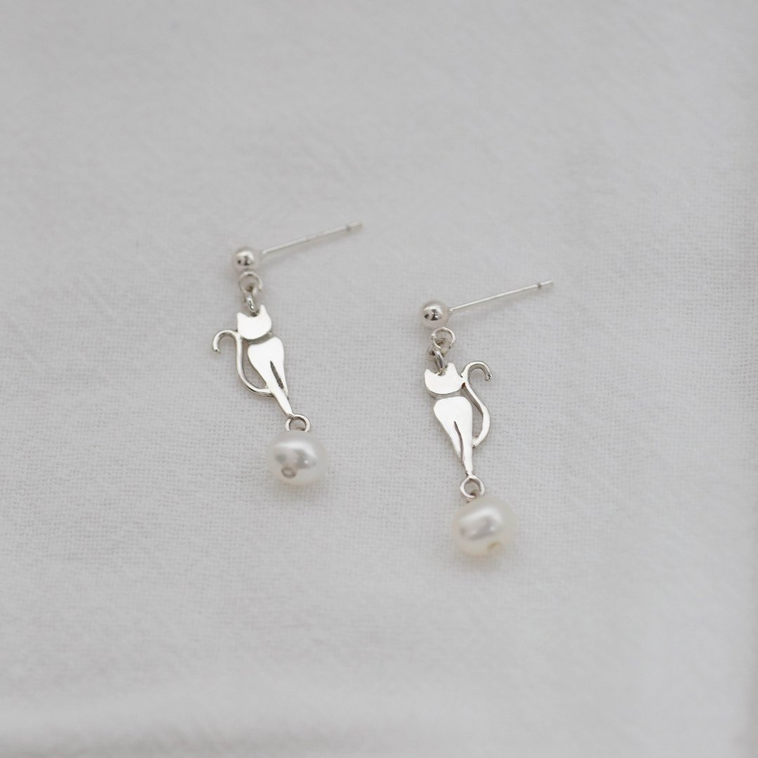 Elegant Cat Earrings Silver Pearl 优雅猫咪纯银珍珠耳环 - 耳环/耳夹 - 纯银 银色