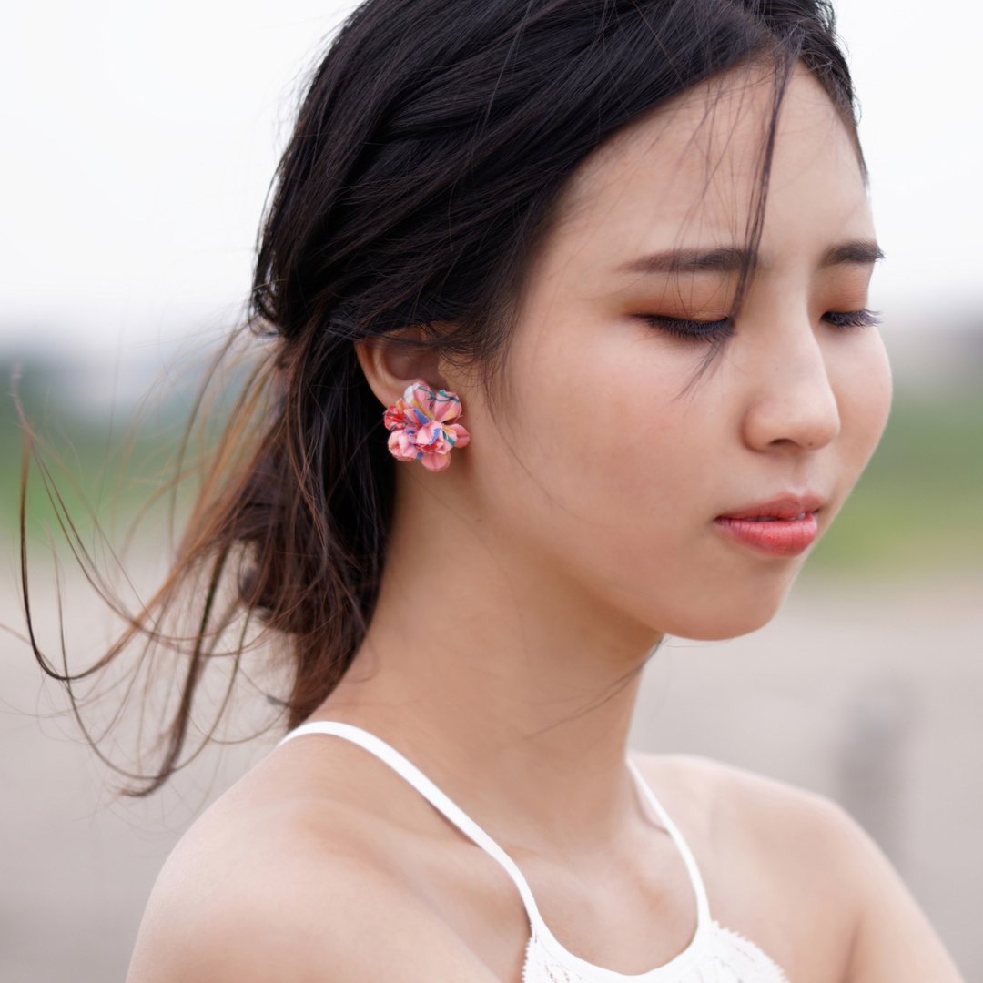 Ilona 甜腻水彩盘贴耳粉花耳环 - 耳环/耳夹 - 其他材质 粉红色