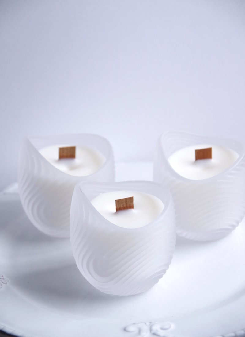 弯月造型玻璃香氛蜡烛 | 木芯香氛疗愈光韵 | 波浪纹理玻璃 - 蜡烛/烛台 - 蜡 白色