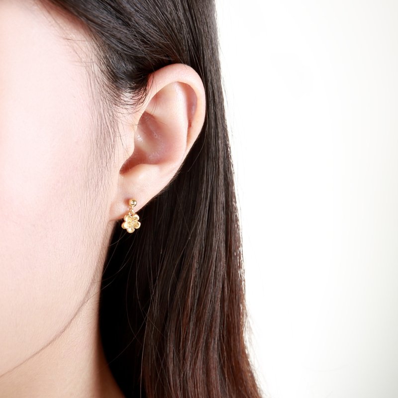 【Angel & Me】梅花 14KGF 注金 一对 耳环 耳夹 情人节 礼物 - 耳环/耳夹 - 24k 金 金色