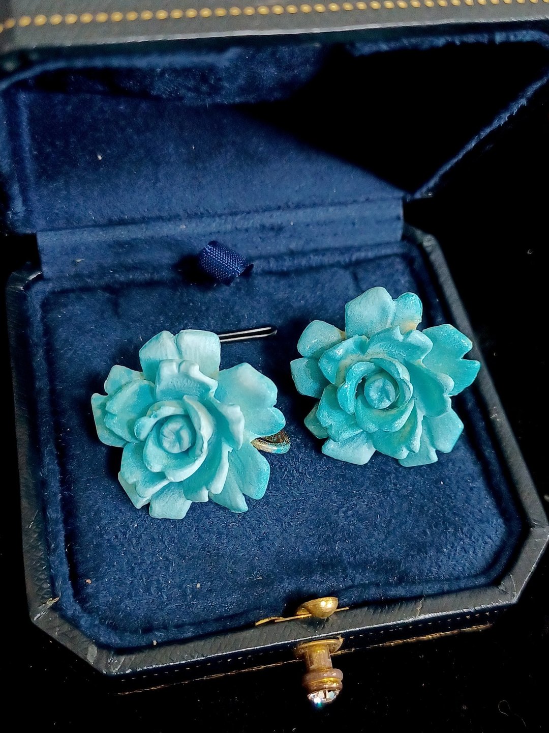 Avintage jewelry 古董Trifari  赛珞珞蓝色玫瑰 夹式耳环 - 耳环/耳夹 - 其他金属 