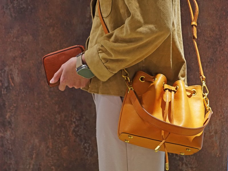 植鞣皮革水桶包 全牛皮衬衫 Apple watch表带 法式包边拉链短夹 - 侧背包/斜挎包 - 真皮 咖啡色